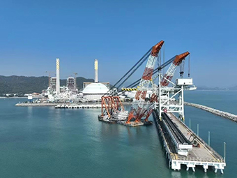 華潤海豐卸船機順利吊裝，助力粵港澳大灣區(qū)能源供應(yīng)